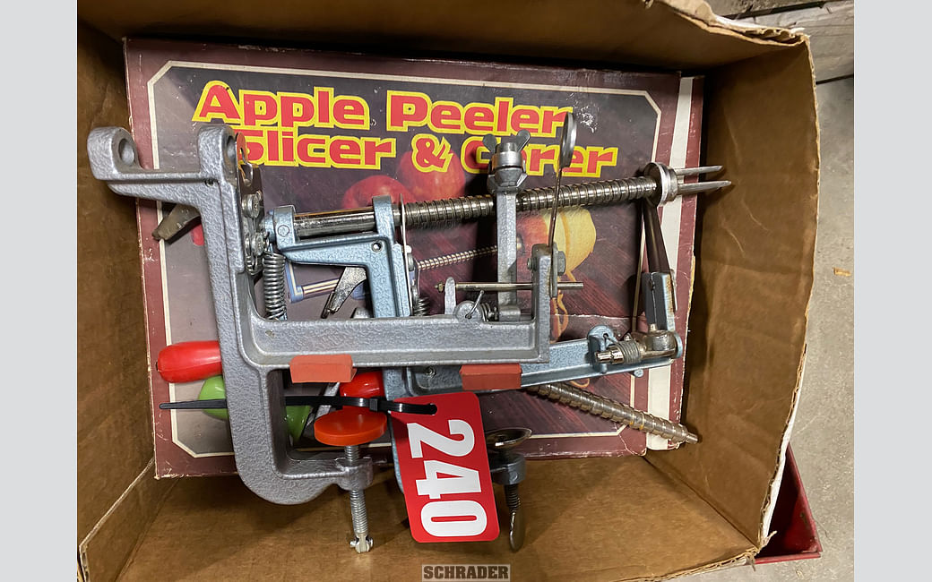 THE PAMPERED CHEF APPLE PEELER CORER SLICER WITH WOOD STAND